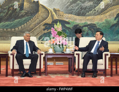 Beijing, Chine. Apr 7, 2016. Zhang Dejiang, Président du Comité permanent du Congrès national populaire, rencontre avec le Premier Ministre Sri-Lankais Ranil Wickremesinghe à Beijing, Chine, le 7 avril 2016. Credit : Wang Ye/Xinhua/Alamy Live News Banque D'Images