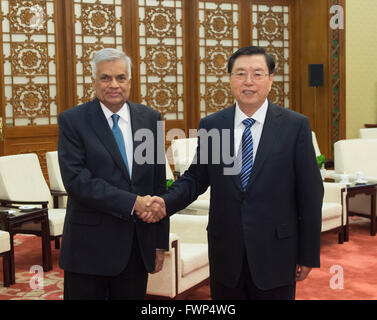 Beijing, Chine. Apr 7, 2016. Zhang Dejiang, Président du Comité permanent du Congrès national populaire, rencontre avec le Premier Ministre Sri-Lankais Ranil Wickremesinghe à Beijing, Chine, le 7 avril 2016. Credit : Wang Ye/Xinhua/Alamy Live News Banque D'Images