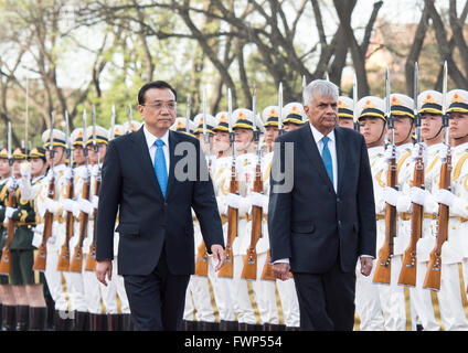 Beijing, Chine. Apr 7, 2016. Le Premier ministre chinois Li Keqiang (L) est titulaire d'une cérémonie de bienvenue pour le premier ministre sri-lankais Ranil Wickremesinghe à Beijing, Chine, le 7 avril 2016. Credit : Wang Ye/Xinhua/Alamy Live News Banque D'Images