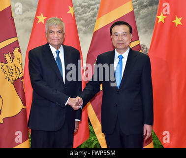 Beijing, Chine. Apr 7, 2016. Le Premier ministre chinois Li Keqiang (R) s'entretient avec le Premier Ministre Sri-Lankais Ranil Wickremesinghe à Beijing, Chine, le 7 avril 2016. Crédit : Li Tao/Xinhua/Alamy Live News Banque D'Images