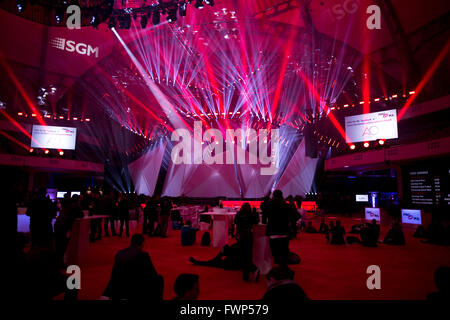 Francfort, Allemagne. 7 avril, 2016. Comme chaque année la foire internationale de la musique à Francfort et le prolight sound auront lieu du 5 avril au 10 avril. C'est l'une des plus grandes foires pour instruments de musique et la branche du divertissement. Entreprises afficher les innovations techniques et démontrer leurs spectacles. © Michael Trammer/ZUMA/Alamy Fil Live News Banque D'Images