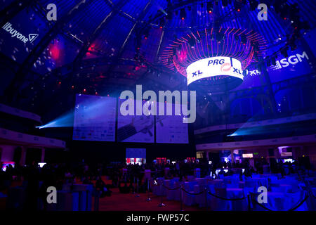 Francfort, Allemagne. 7 avril, 2016. Comme chaque année la foire internationale de la musique à Francfort et le prolight sound auront lieu du 5 avril au 10 avril. C'est l'une des plus grandes foires pour instruments de musique et la branche du divertissement. Entreprises afficher les innovations techniques et démontrer leurs spectacles. © Michael Trammer/ZUMA/Alamy Fil Live News Banque D'Images