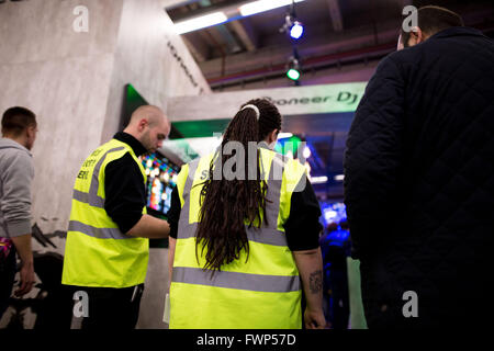 Francfort, Allemagne. 7 avril, 2016. Comme chaque année la foire internationale de la musique à Francfort et le prolight sound auront lieu du 5 avril au 10 avril. C'est l'une des plus grandes foires pour instruments de musique et la branche du divertissement. Entreprises afficher les innovations techniques et démontrer leurs spectacles. © Michael Trammer/ZUMA/Alamy Fil Live News Banque D'Images