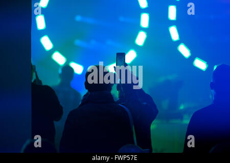 Francfort, Allemagne. 7 avril, 2016. Comme chaque année la foire internationale de la musique à Francfort et le prolight sound auront lieu du 5 avril au 10 avril. C'est l'une des plus grandes foires pour instruments de musique et la branche du divertissement. Entreprises afficher les innovations techniques et démontrer leurs spectacles. © Michael Trammer/ZUMA/Alamy Fil Live News Banque D'Images