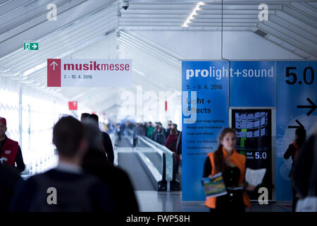 Francfort, Allemagne. 7 avril, 2016. Comme chaque année la foire internationale de la musique à Francfort et le prolight sound auront lieu du 5 avril au 10 avril. C'est l'une des plus grandes foires pour instruments de musique et la branche du divertissement. Entreprises afficher les innovations techniques et démontrer leurs spectacles. © Michael Trammer/ZUMA/Alamy Fil Live News Banque D'Images