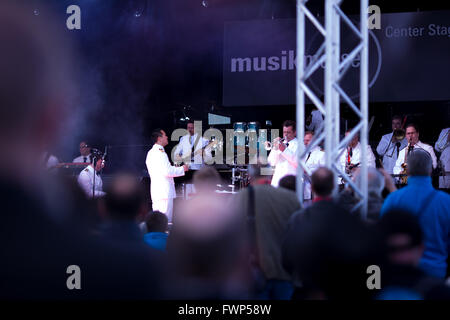 Francfort, Allemagne. 7 avril, 2016. Comme chaque année la foire internationale de la musique à Francfort et le prolight sound auront lieu du 5 avril au 10 avril. C'est l'une des plus grandes foires pour instruments de musique et la branche du divertissement. Entreprises afficher les innovations techniques et démontrer leurs spectacles. © Michael Trammer/ZUMA/Alamy Fil Live News Banque D'Images