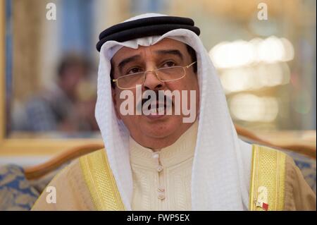 Manama, Bahreïn. 7 avril, 2016. Le Roi Hamad bin Isa Al Khalifa de Bahreïn lors d'une réunion avec la secrétaire d'Etat John Kerry au Palais Gudaibiya, le 7 avril 2016 à Manama, Bahreïn. Credit : Planetpix/Alamy Live News Banque D'Images