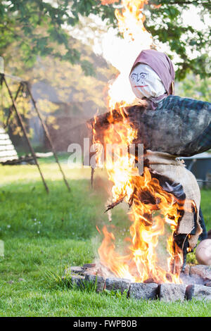 Burning Witch de paille - République tchèque traditionnellement célébrée chaque année le 30 avril Banque D'Images