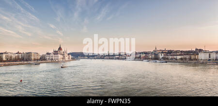 Bâtiment du parlement hongrois sur les rives du Danube, Budapest, Hongrie. Banque D'Images