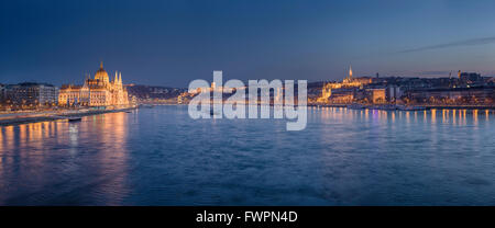 Bâtiment du parlement hongrois sur les rives du Danube est éclairée la nuit. Budapest, Hongrie. Banque D'Images