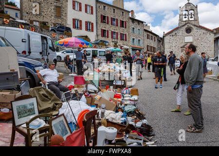 Vide-grenier dans le village d'Allègre, Haute-Loire, France Banque D'Images