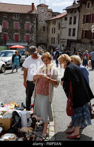 Vide-grenier dans le village d'Allègre, Haute-Loire, France Banque D'Images