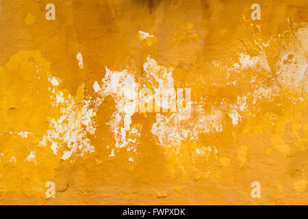 Orange-Brown-écaille de peinture blanche vieux mur - tache grunge Background / Texture / Pattern Banque D'Images