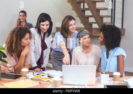 Groupe de designers d'intérieur en interaction les uns avec les autres Banque D'Images