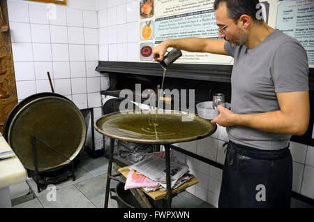 Antica Sciamadda, restaurant typique, Farinata préparation, Gênes, Italie, Europe, Ligury Banque D'Images