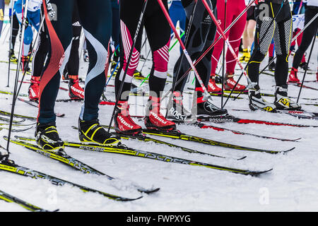 Kyshtym, Russie - le 26 mars 2016 : groupe de skieurs d'athlètes sur la ligne de départ pendant le championnat de ski de fond Banque D'Images