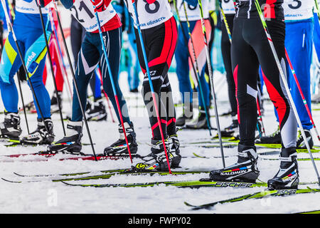 Kyshtym, Russie - le 26 mars 2016 : départ en masse les hommes athlètes skieurs pendant le championnat de ski de fond Banque D'Images