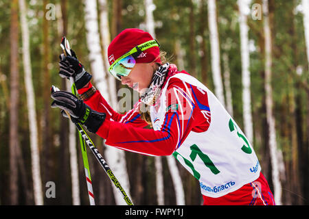 Kyshtym, Russie - le 26 mars 2016 : libre de skieur de fille en forêt en championnat sur le ski de fond Banque D'Images