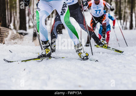 Kyshtym, Russie - le 26 mars 2016 : groupe de skieurs masculins montée vue avant pendant le championnat de ski de fond Banque D'Images