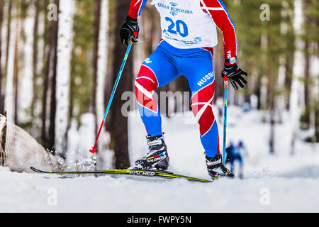 Kyshtym, Russie - le 26 mars 2016 : les hommes de l'athlète au cours de la montagne jusqu'au championnat de ski de fond Banque D'Images
