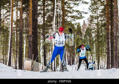 Kyshtym, Russie - le 26 mars 2016 : vieux skieurs athlètes masculins jusqu'au cours de la montagne championnat sur le ski de fond Banque D'Images
