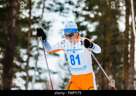 Kyshtym, Russie - le 26 mars 2016 : vieux hommes skieur passant par woodsl au cours de championnat sur le ski de fond Banque D'Images