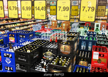 Des piles de caisses de boissons dans un supermarché Combi. Banque D'Images