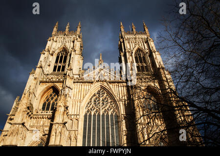 Sombres nuages réunissant plus de la cathédrale de York City of York Yorkshire Angleterre Banque D'Images