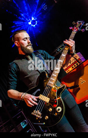 Broken Witt rebelles Luke Davis à la basse Banque D'Images