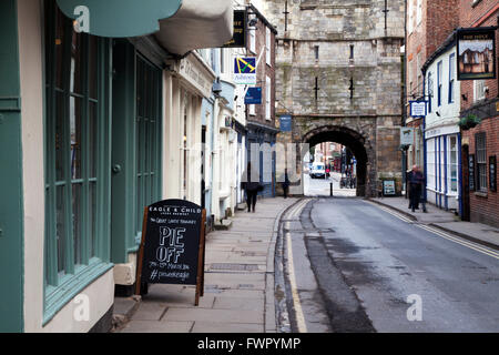 High Petergate et Bootham Bar l'une des portes dans le mur de la ville de York Yorkshire Angleterre Banque D'Images