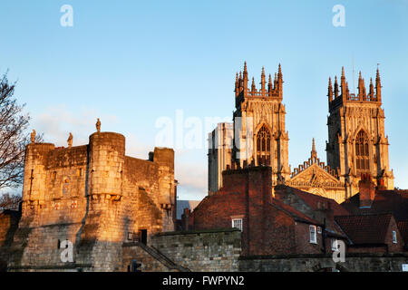 Bootham Bar et York Minster au coucher du soleil à partir de la place d'exposition Yorkshire Angleterre Banque D'Images