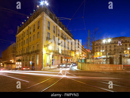 Praca Luis de Camoes, nuit à Lisbonne Portugal Banque D'Images