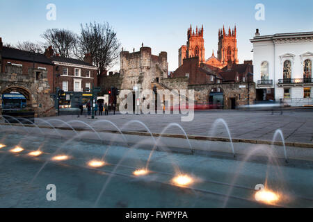 Bootham Bar et York Minster au coucher du soleil à partir de la place d'exposition Yorkshire Angleterre Banque D'Images