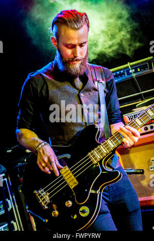 Broken Witt rebelles Luke Davis à la basse Banque D'Images