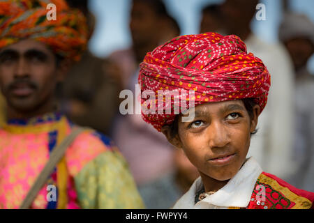 Close-up d'un jeune garçon portant un turban, Pushkar, Rajasthan, India Banque D'Images