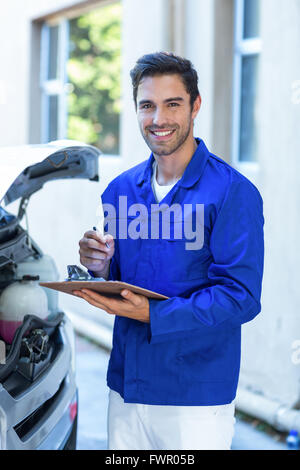 Portrait of happy ingénieur avec notepad Banque D'Images