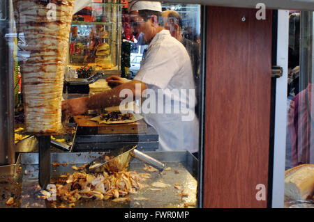 La Turquie, Istanbul, vendeur dans un kebab Doener stand de restauration rapide Banque D'Images