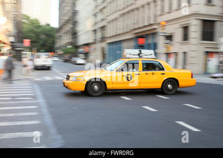 A New York city taxi jaune à New York, NY, le 9 juillet 2013 Banque D'Images
