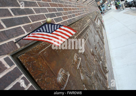 Mur du Souvenir dans la ville de New York pour les pompiers tués le 11 septembre à Ground Zero. Banque D'Images