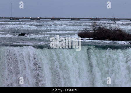 Magnifique cadre avec les Chutes du Niagara en hiver soir Banque D'Images