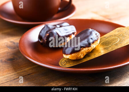 Eclair français sur une vieille table en bois Banque D'Images