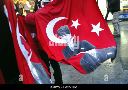 La Turquie, Istanbul, drapeau turc imprimés avec une photo d'Ataturk Banque D'Images