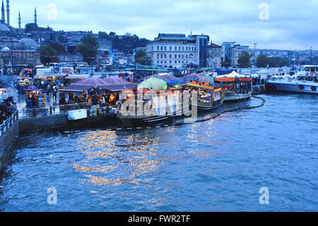 La Turquie, Istanbul, Eminoenue, corne d'or Restaurant Bateau décoré, près de pont de Galata Banque D'Images