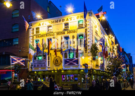 La vie nocturne dans le populaire quartier de Temple Bar - Dublin Banque D'Images