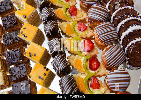 Différents types de gâteaux au chocolat, vanille et fruits Banque D'Images