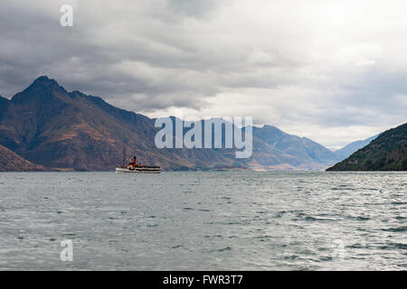Du Lac Wakatipu de Queenstown vu de vapeur avec en arrière-plan, Nouvelle-Zélande Banque D'Images