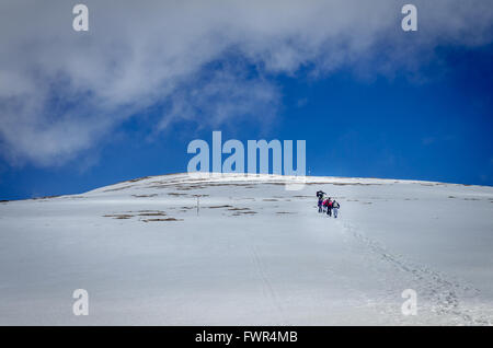 Paysage d'hiver dans les montagnes. Groupe de randonneurs. Chaînes de montagnes couvertes de neige en hiver en Europe. Banque D'Images