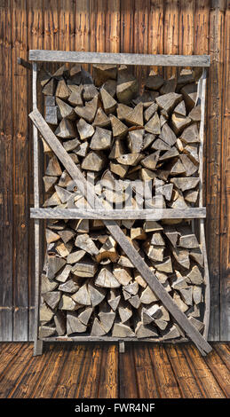 Rack bois en face d'un mur en bois Banque D'Images