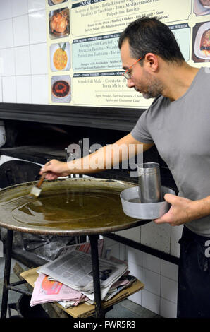 Antica Sciamadda, restaurant typique, Farinata préparation, Gênes, Italie, Europe, Ligury Banque D'Images