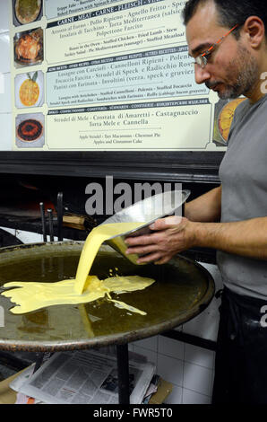 Antica Sciamadda, restaurant typique, Farinata préparation, Gênes, Italie, Europe, Ligury Banque D'Images